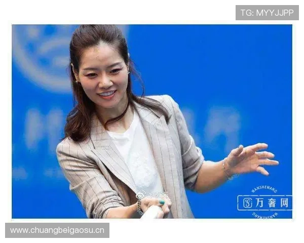 李娜街拍比明星还奢，手表随手一抬把我一个月工资碾成灰