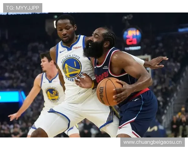 哈登靠挡拆制造错位，较库里更倚重单打拉开空间